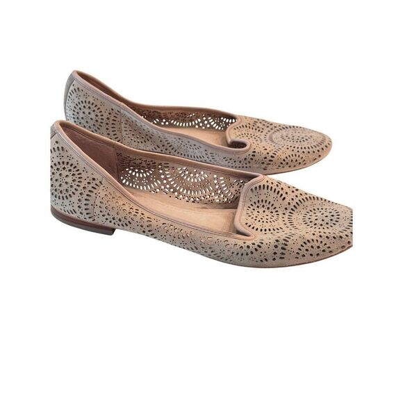 ✨ Vince Camuto Beige Suede Laser Cut Flats Size 7.5M -Elegant Perforated Loafers - Picture 2 of 7
